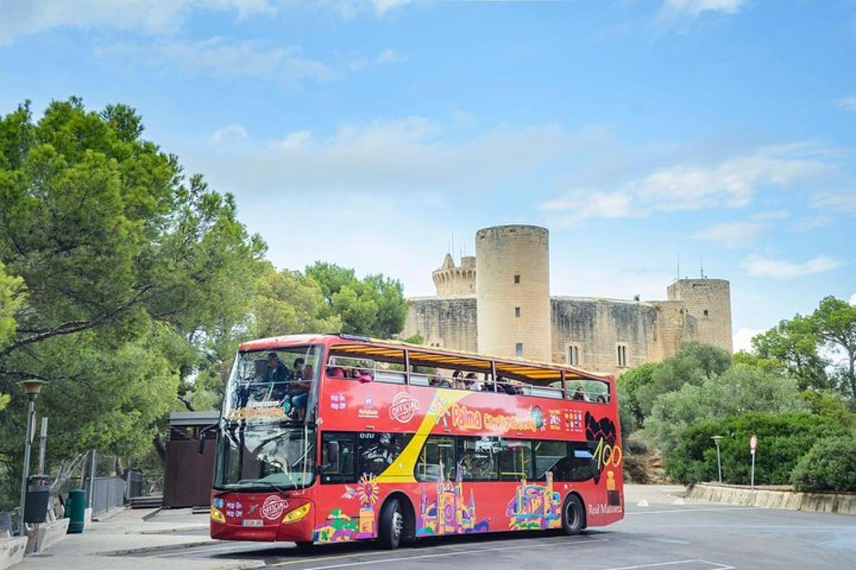 sarkans divstāvu autobuss pils priekšā