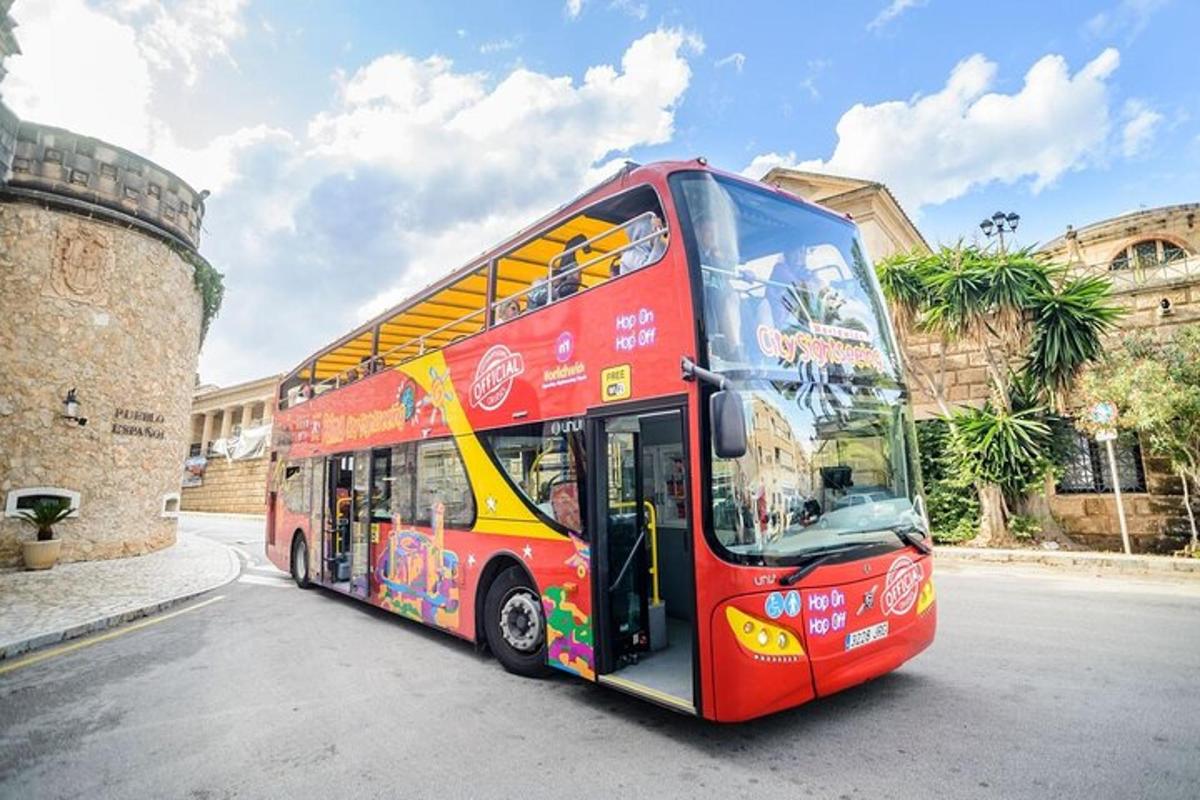 un autobús vermell de dos pisos aparcat al carrer