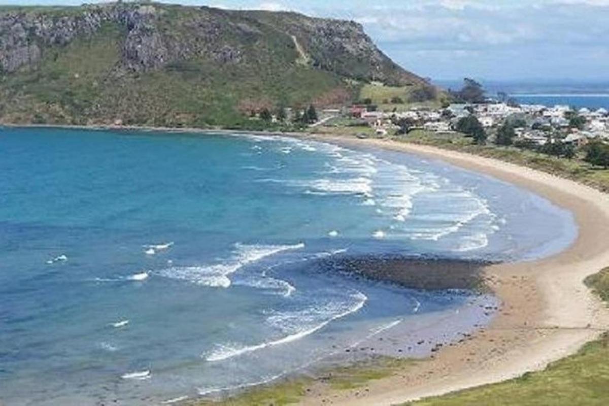 una vista aerea di una spiaggia con una città e montagne