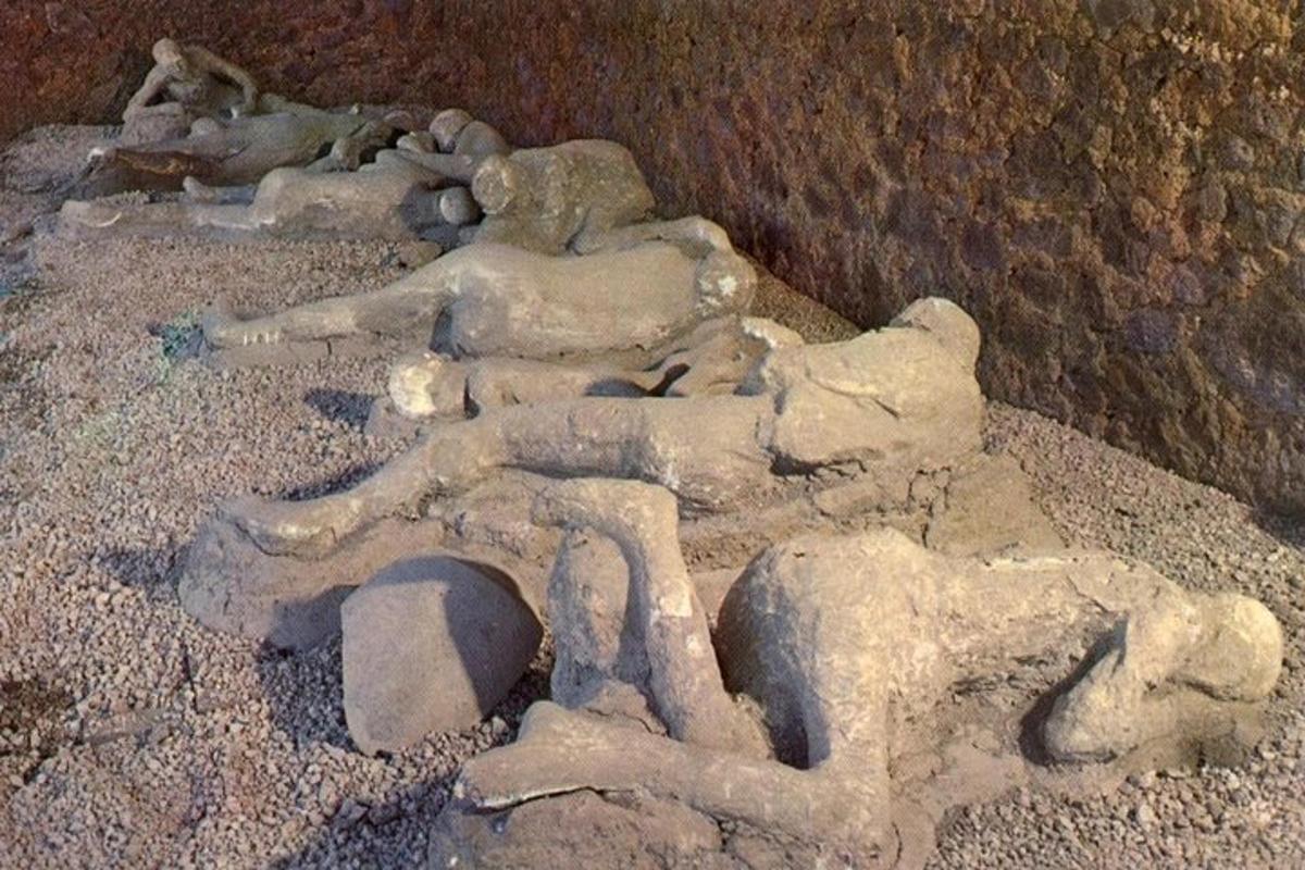 um grupo de estátuas de pessoas deitadas em pedras