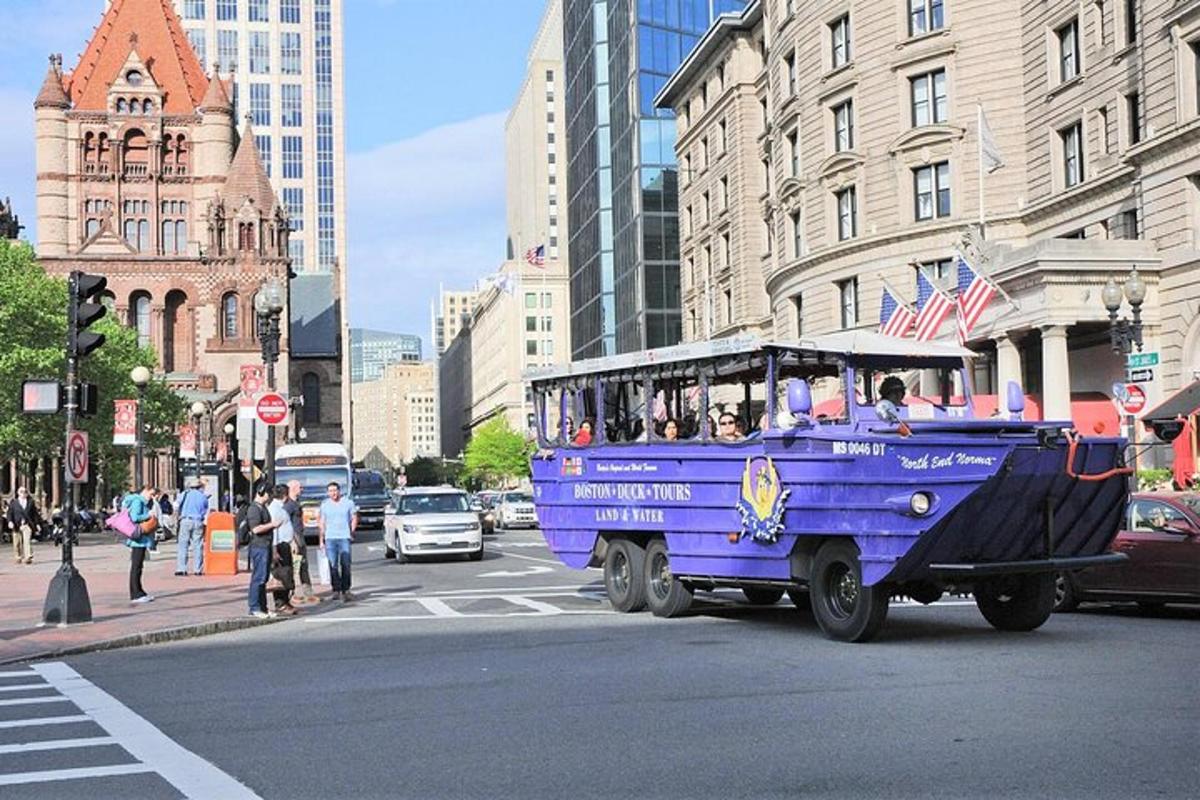 un tram blu che percorre una strada cittadina