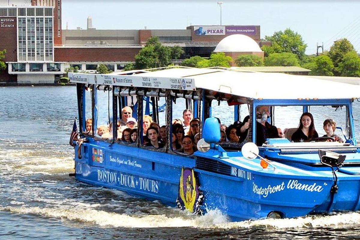 un gruppo di persone che navigano su una barca blu sull'acqua