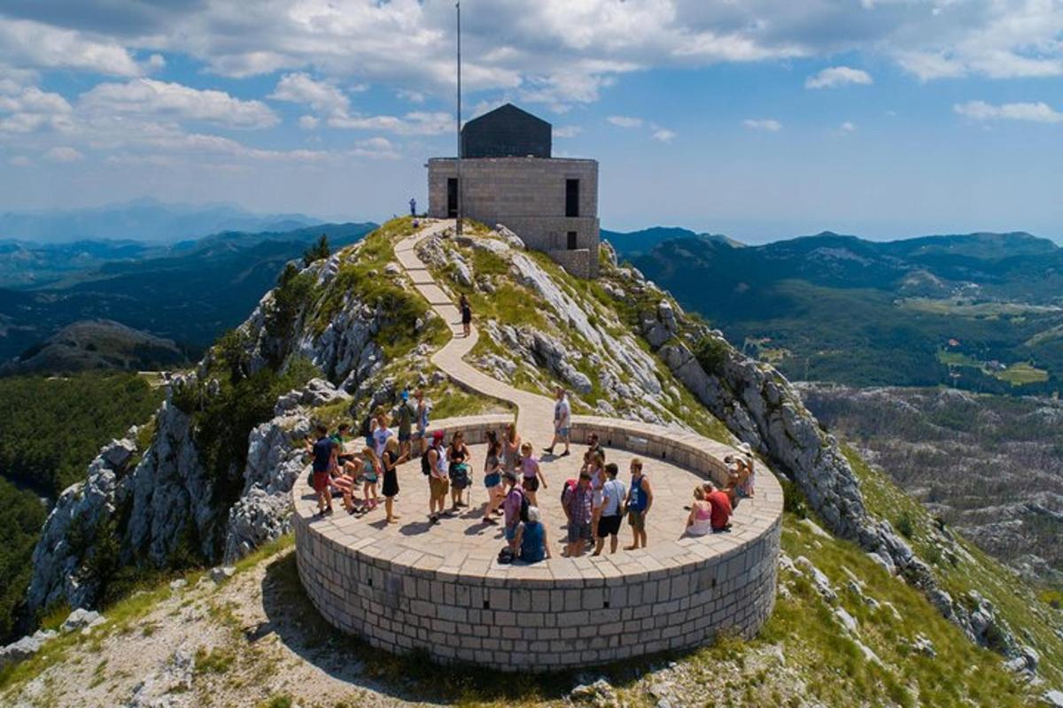 un grupo de personas de pie en la cima de una montaña