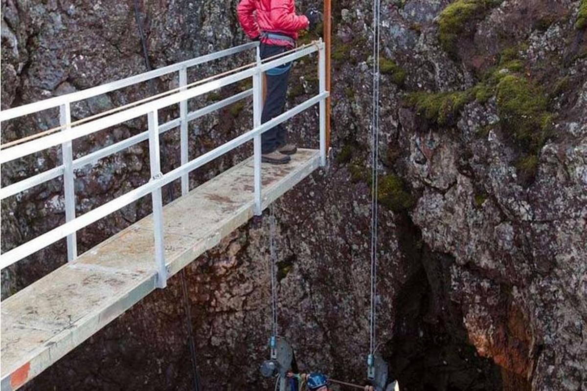 maður stendur á brú í fjalli