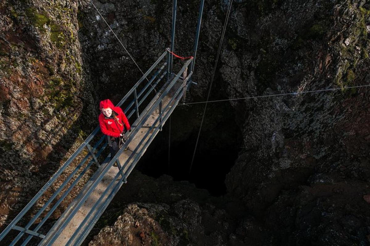 osoba na visutém mostě nad tunelem