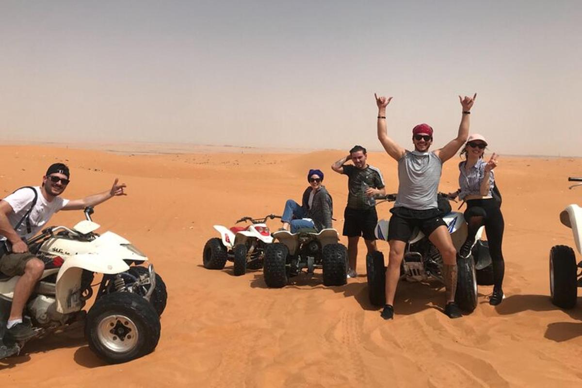 un grup de persones en quads al desert