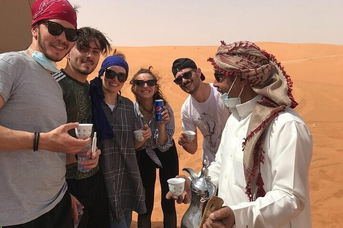 un grup de persones dempeus al desert