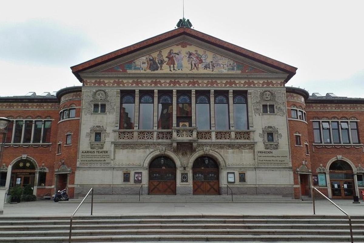 un grande edificio in mattoni con scale di fronte