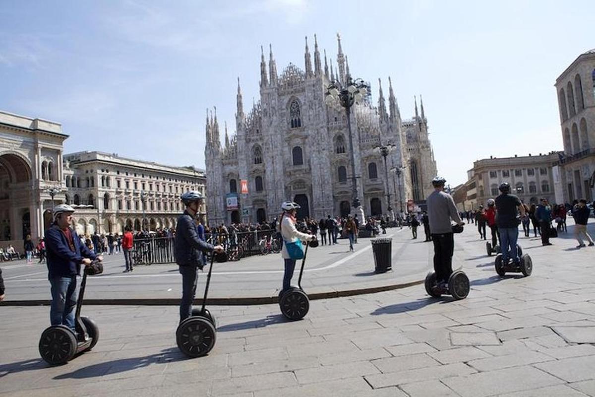Un grupo de personas montando segways frente a un edificio.