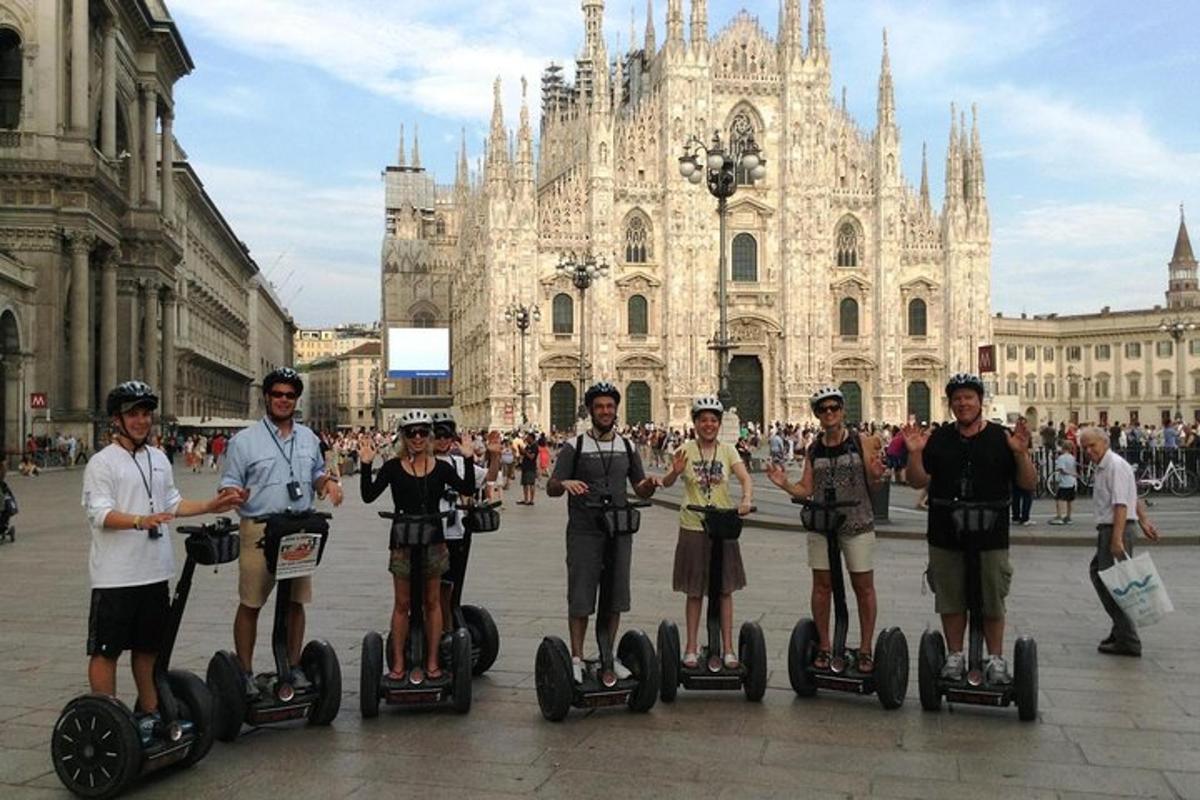 skupina ljudi, ki se vozijo na segwayih pred stavbo
