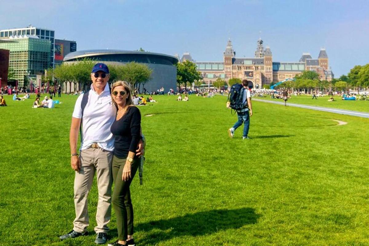 un uomo e una donna in piedi in un parco