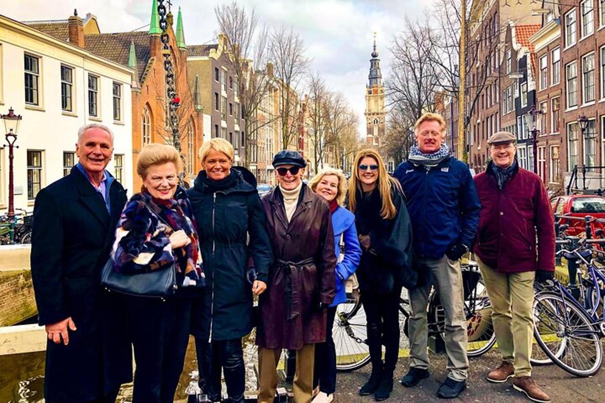 un gruppo di persone che posano per una foto in strada