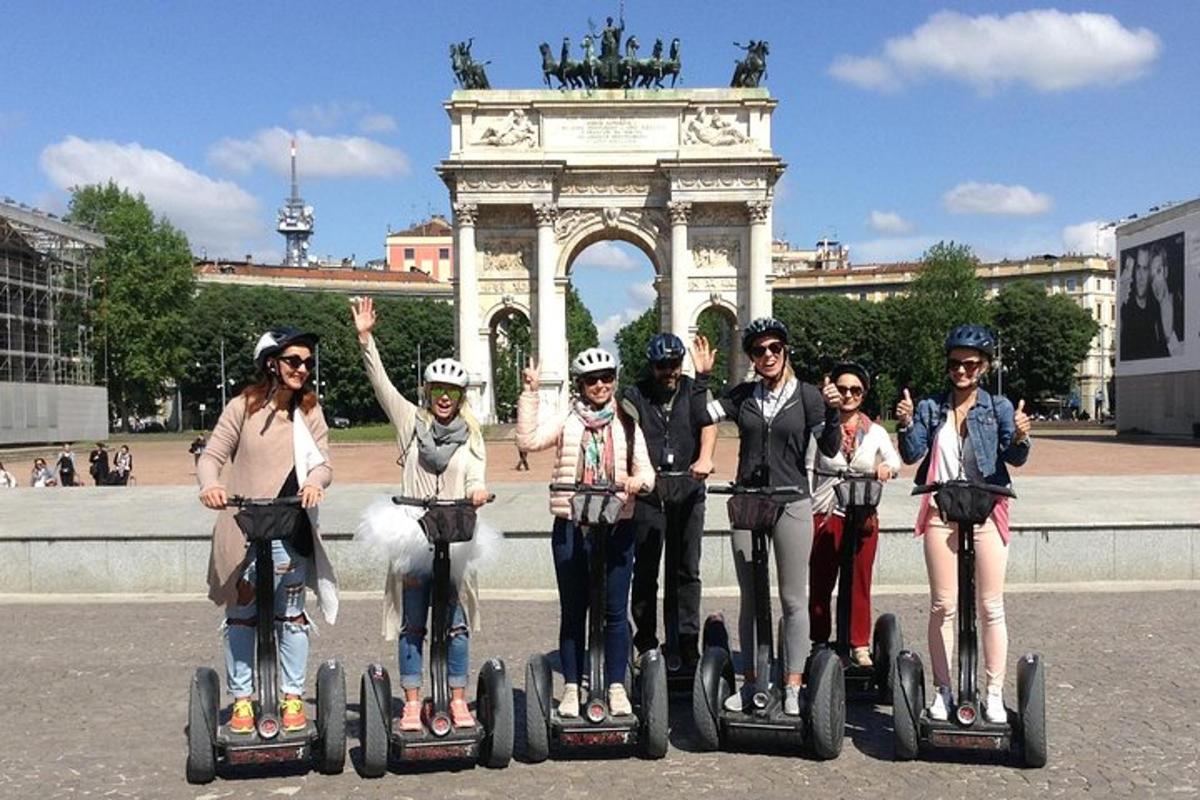 skupina ljudi, ki se vozijo na segwayih pred lokom