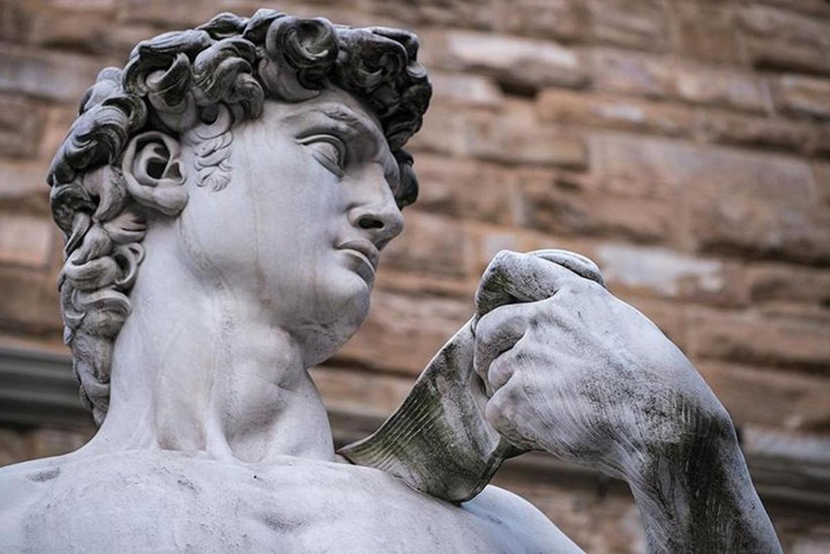 una statua di una donna con un uccello in bocca