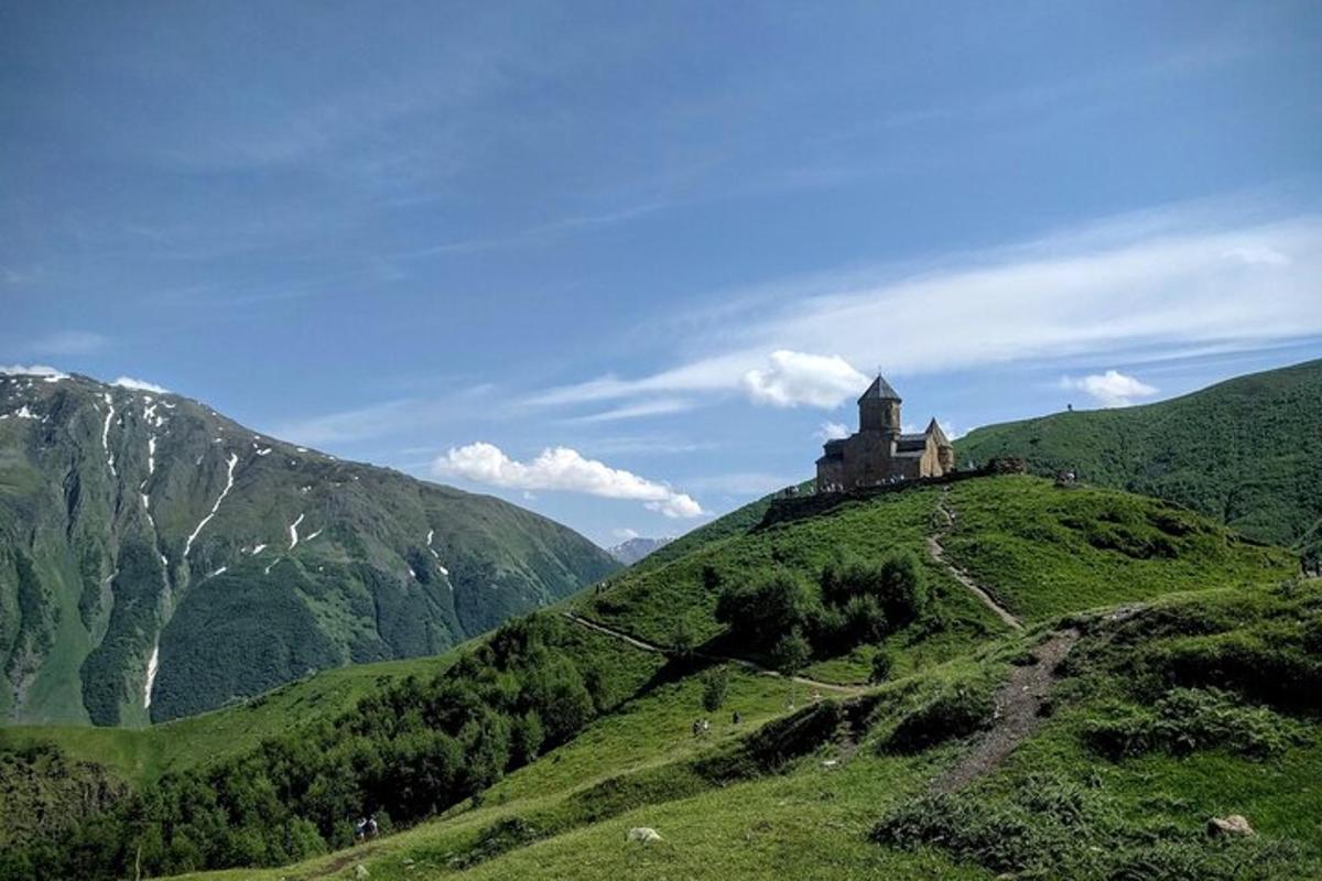 egy domb tetején álló épület, benne egy ház
