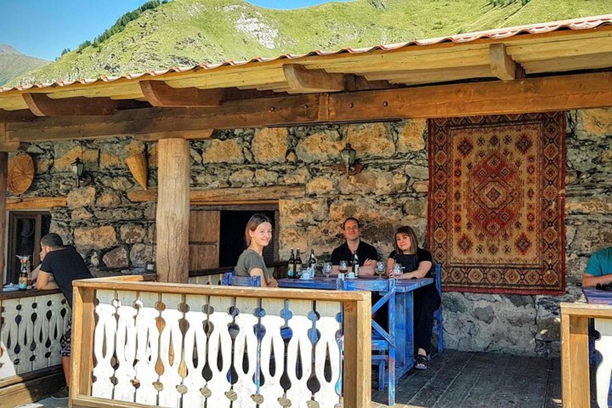 skupina lidí sedících u stolu v restauraci