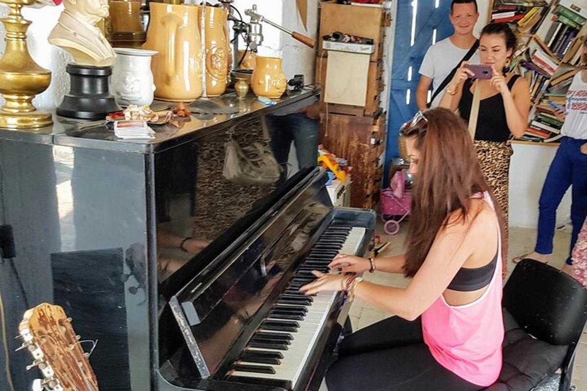 kobieta gra na pianinie w sklepie