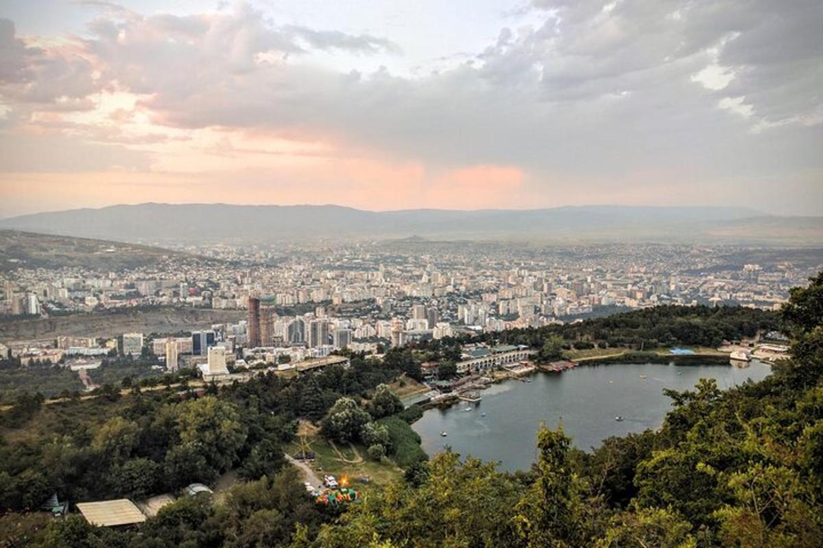 pemandangan bandar dengan badan air