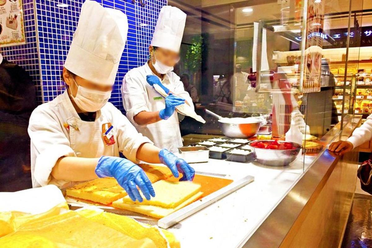 un grup de xefs preparant menjar a la cuina