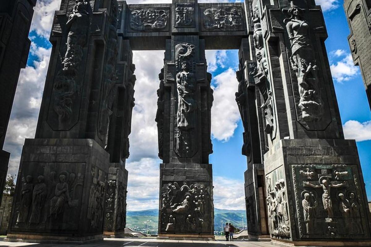 sebuah monumen besar dengan pemandangan pergunungan