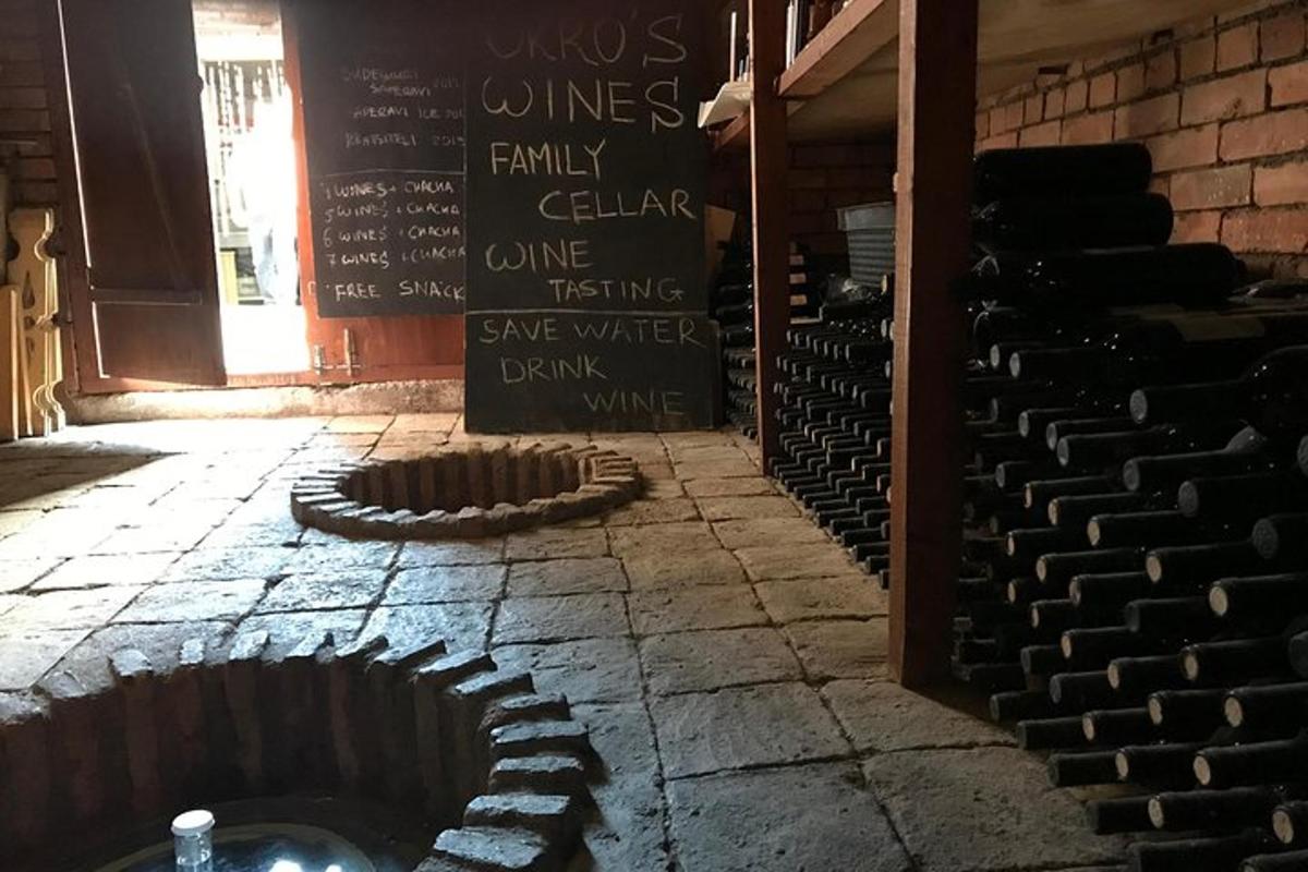 tühi tuba veinikeldriga, millel on silt