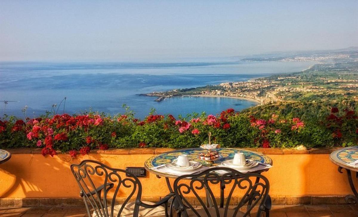 ein Tisch und Stühle mit Blick auf das Meer