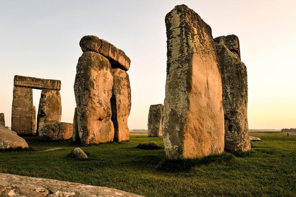 un grup de grans monuments de pedra en un camp