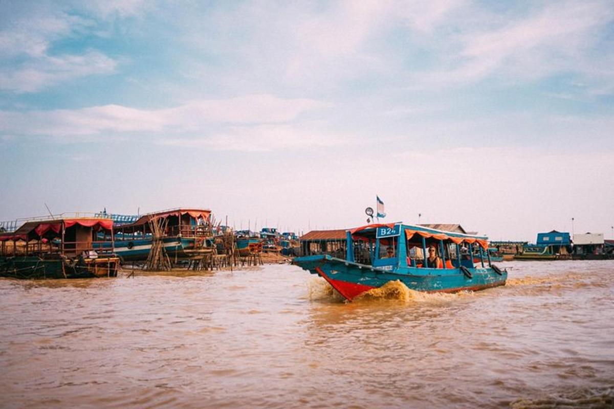 một nhóm thuyền trong một vùng nước