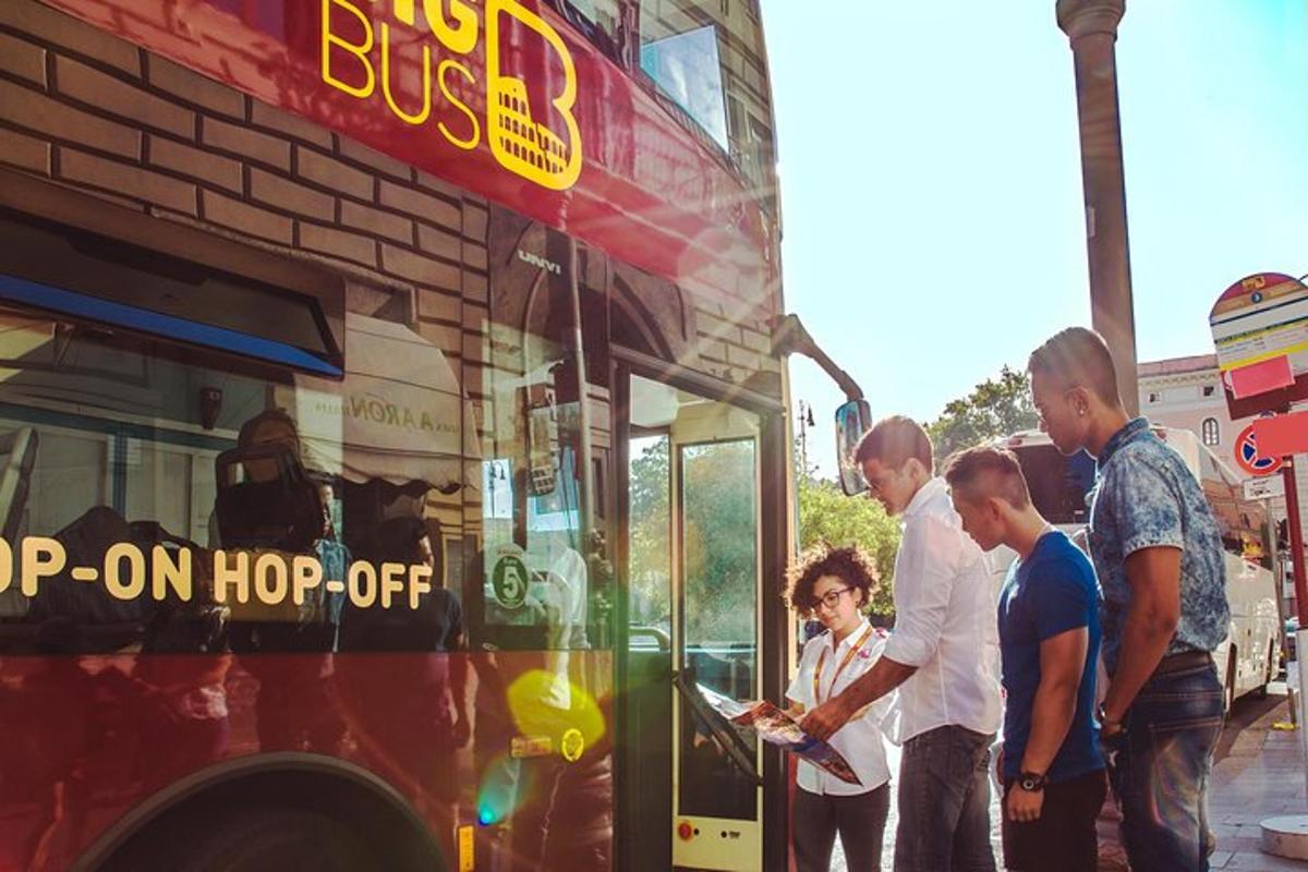 skupina lidí stojících před autobusem