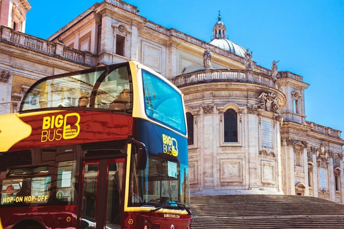un autobus a due piani parcheggiato davanti a un edificio