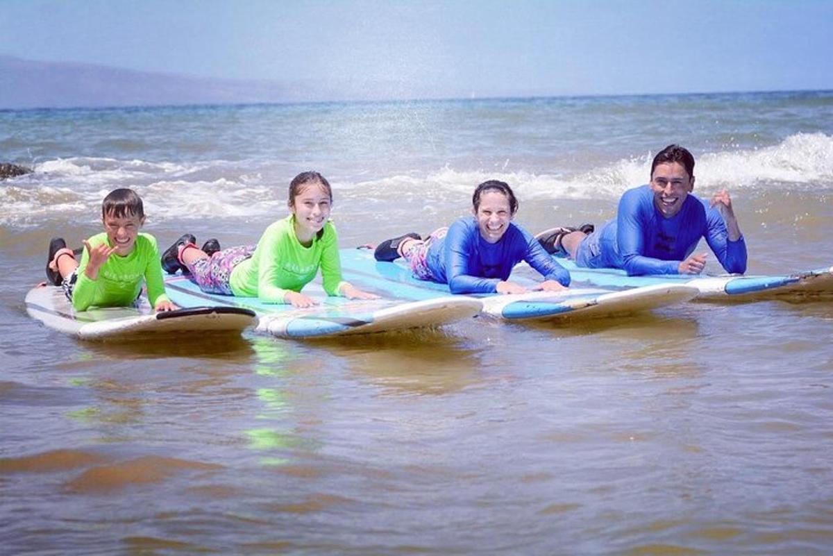 un gruppo di persone sdraiate su tavole da surf nell'oceano