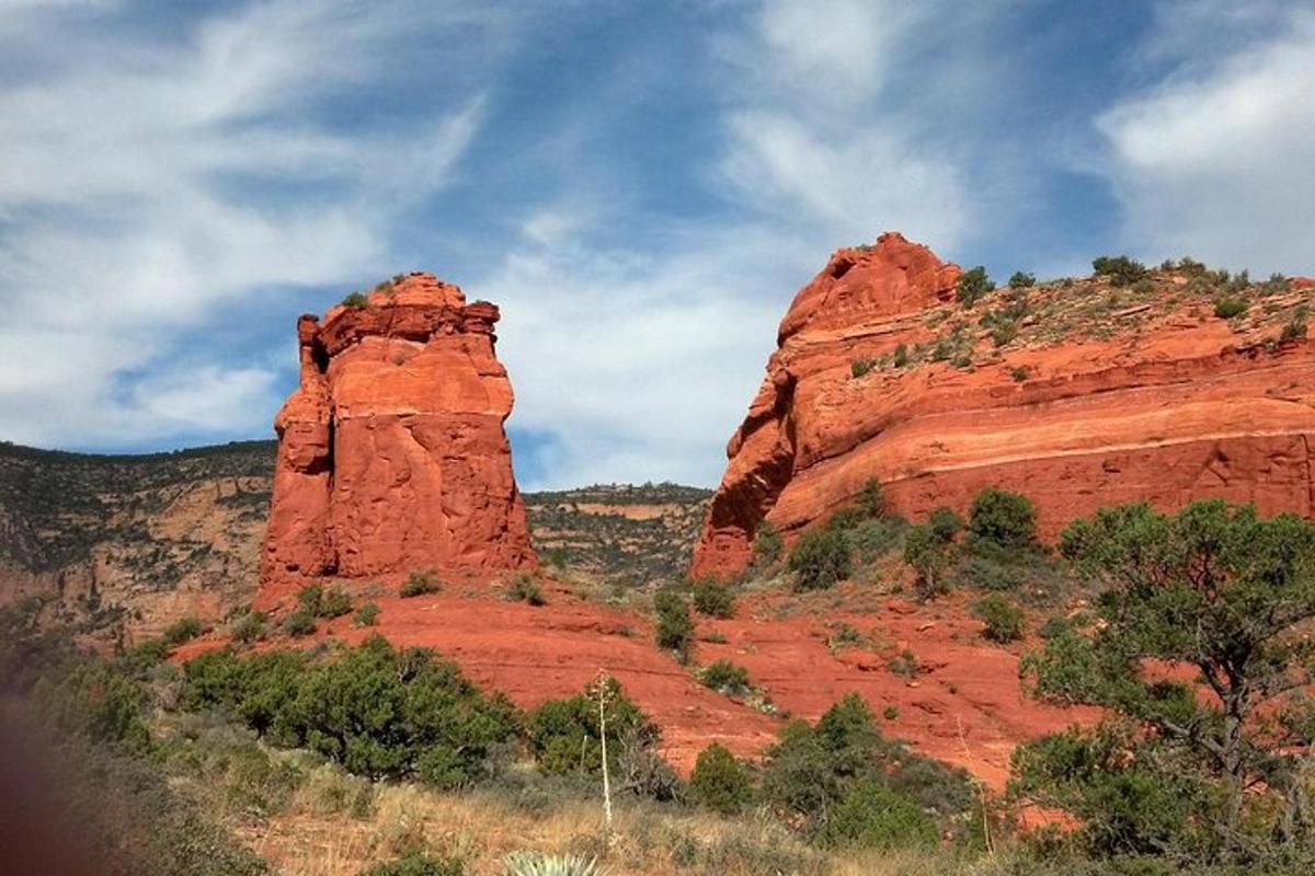 uma grande formação rochosa vermelha no deserto