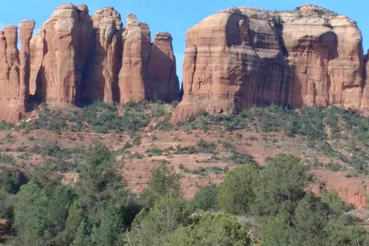 uma vista das formações rochosas vermelhas no deserto