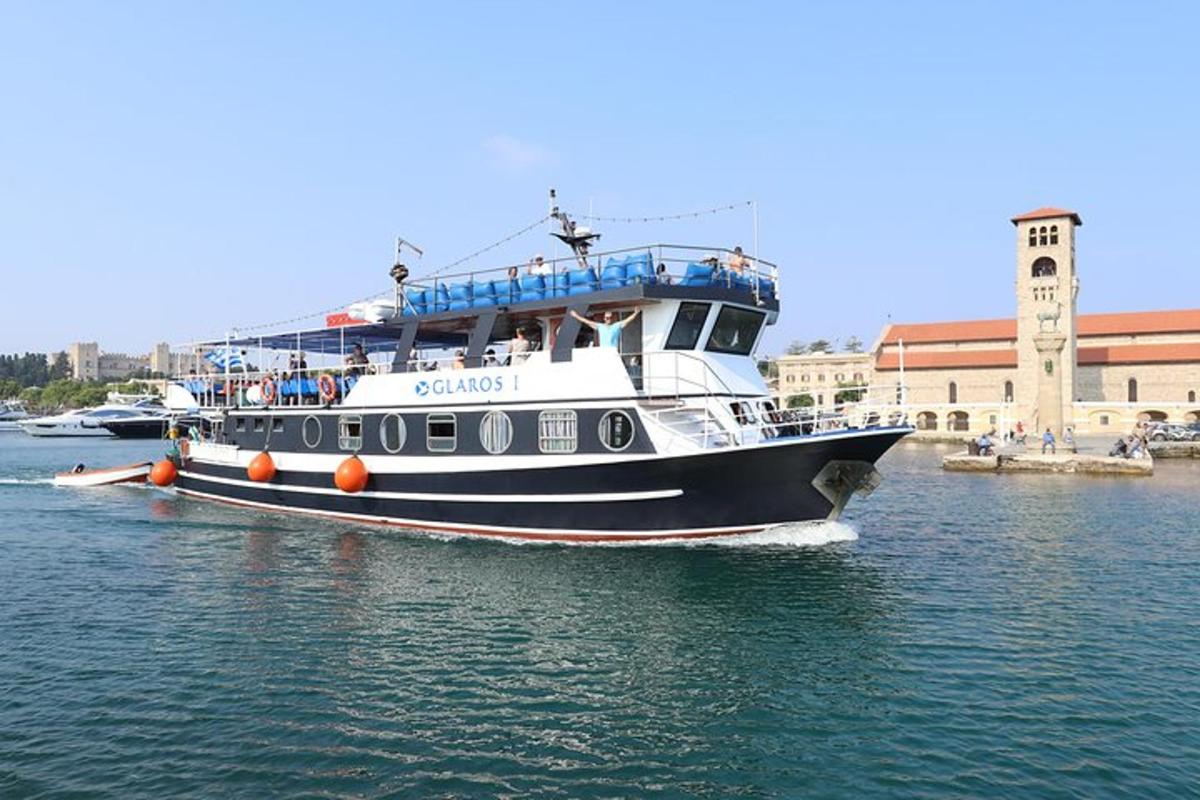 ein Boot im Wasser in einem Hafen