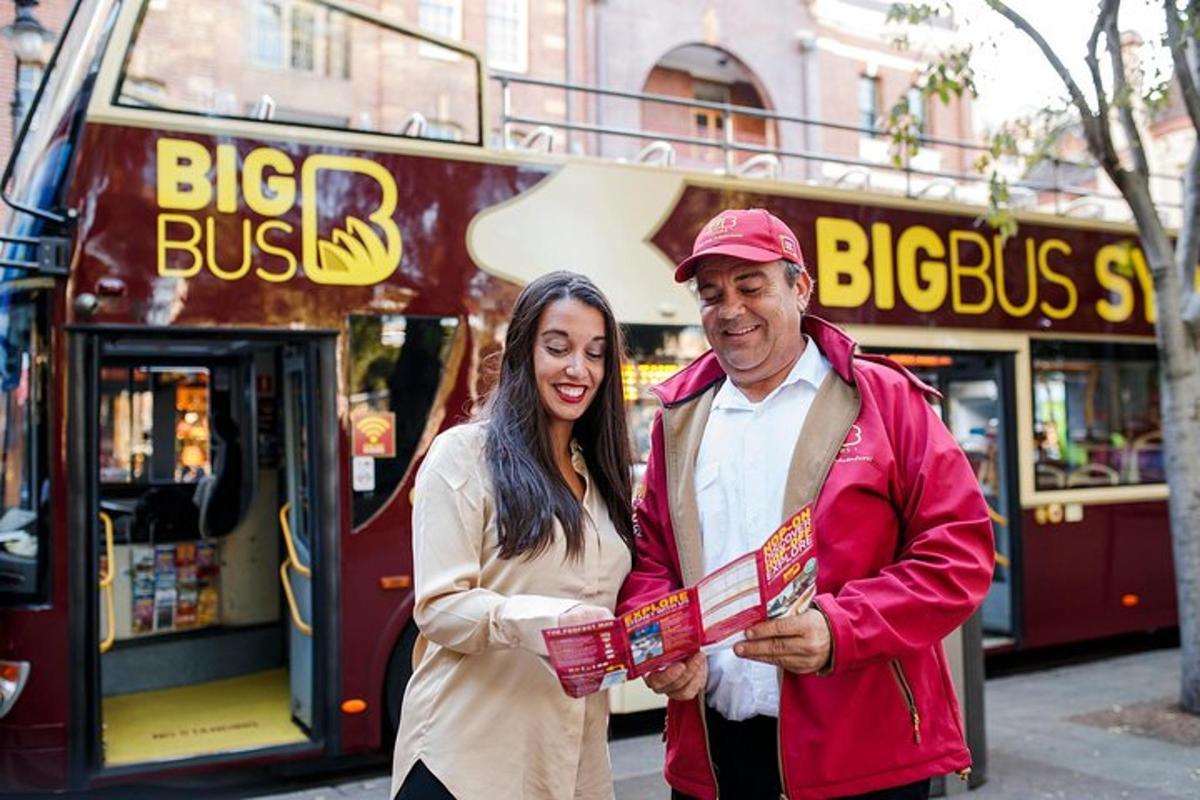 um homem e uma mulher parados na frente de um ônibus