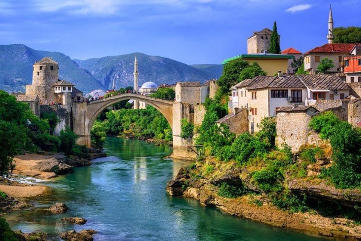 μια παλιά γέφυρα πάνω από ένα ποτάμι σε μια πόλη