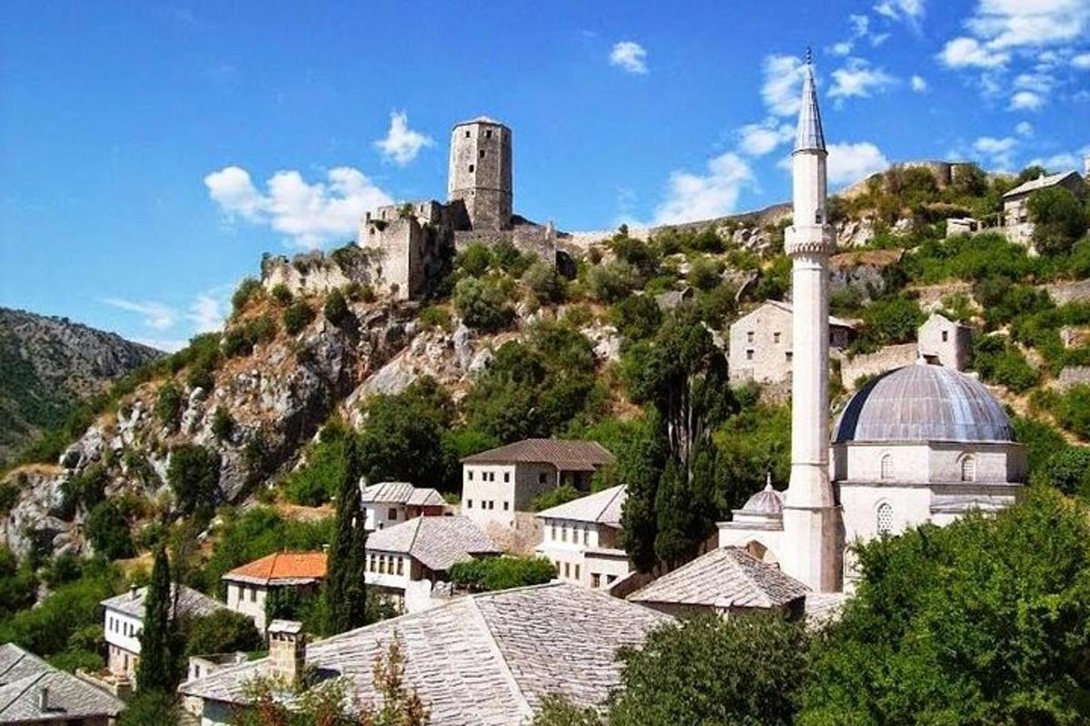 μια πόλη με ένα τζαμί και ένα κάστρο σε έναν λόφο