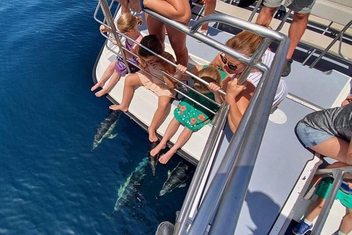 um grupo de pessoas em um barco olhando para a água