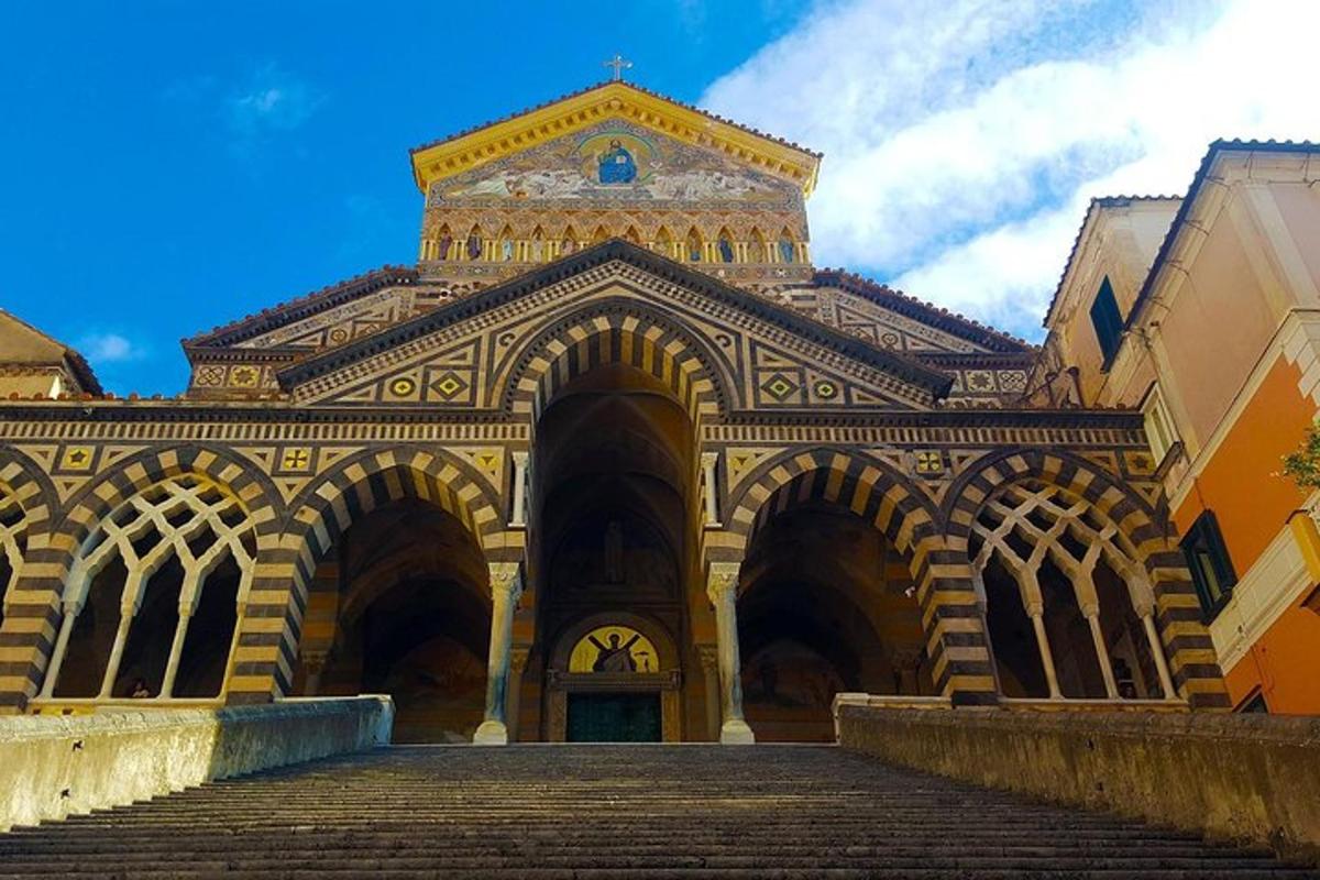 un grande edificio con una scala di fronte