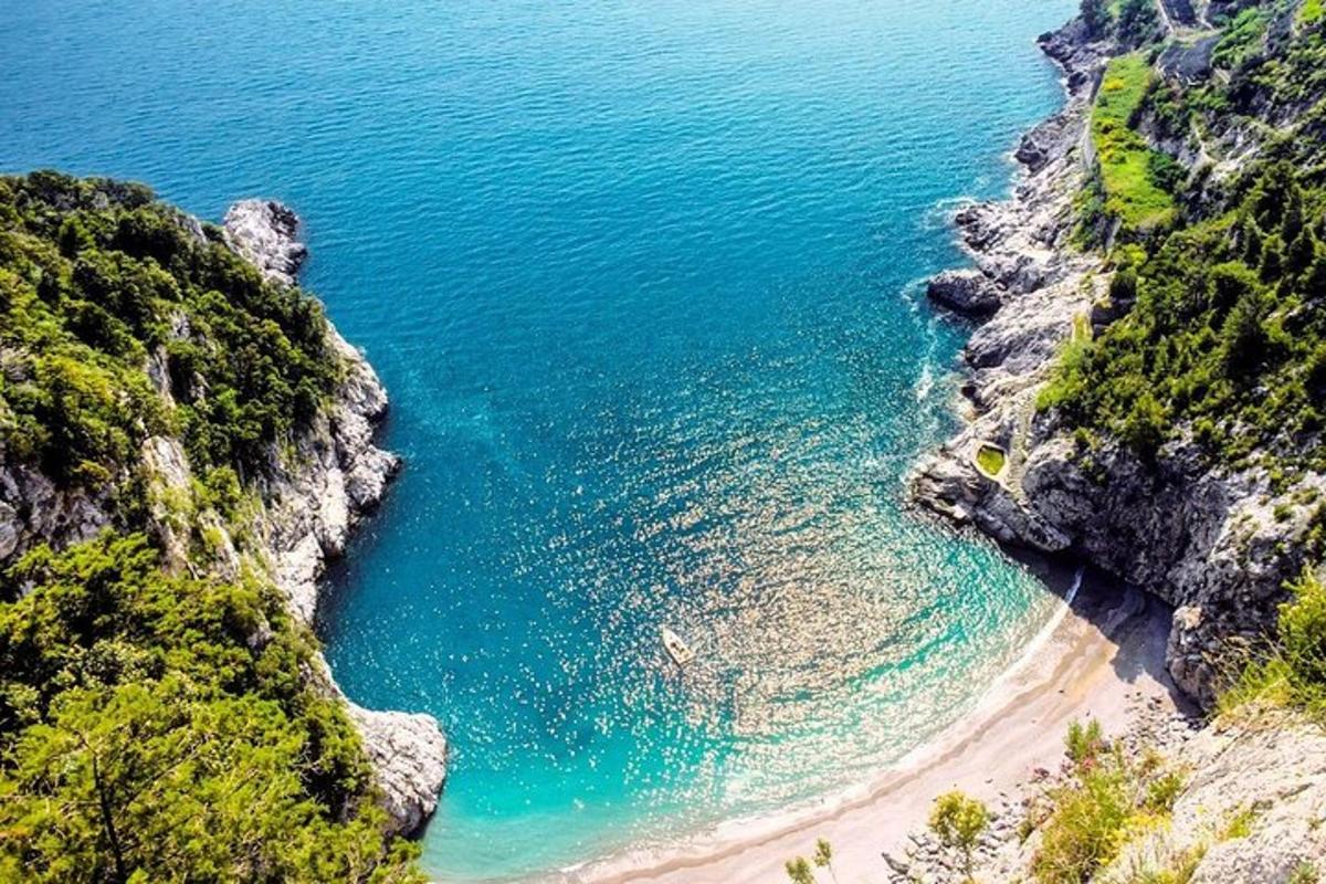 pemandangan udara pantai di sebelah lautan