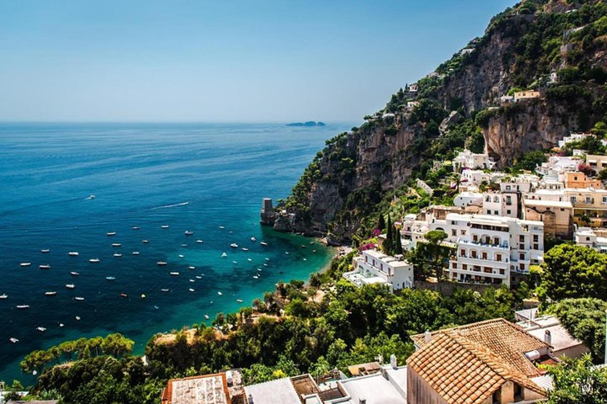 una vista della costiera amalfitana con edifici e l'oceano