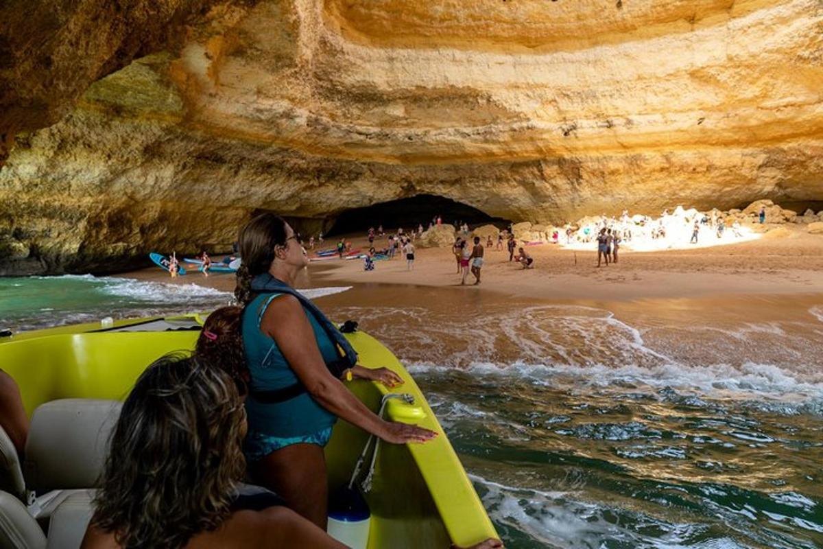 un gruppo di persone su una barca su una spiaggia