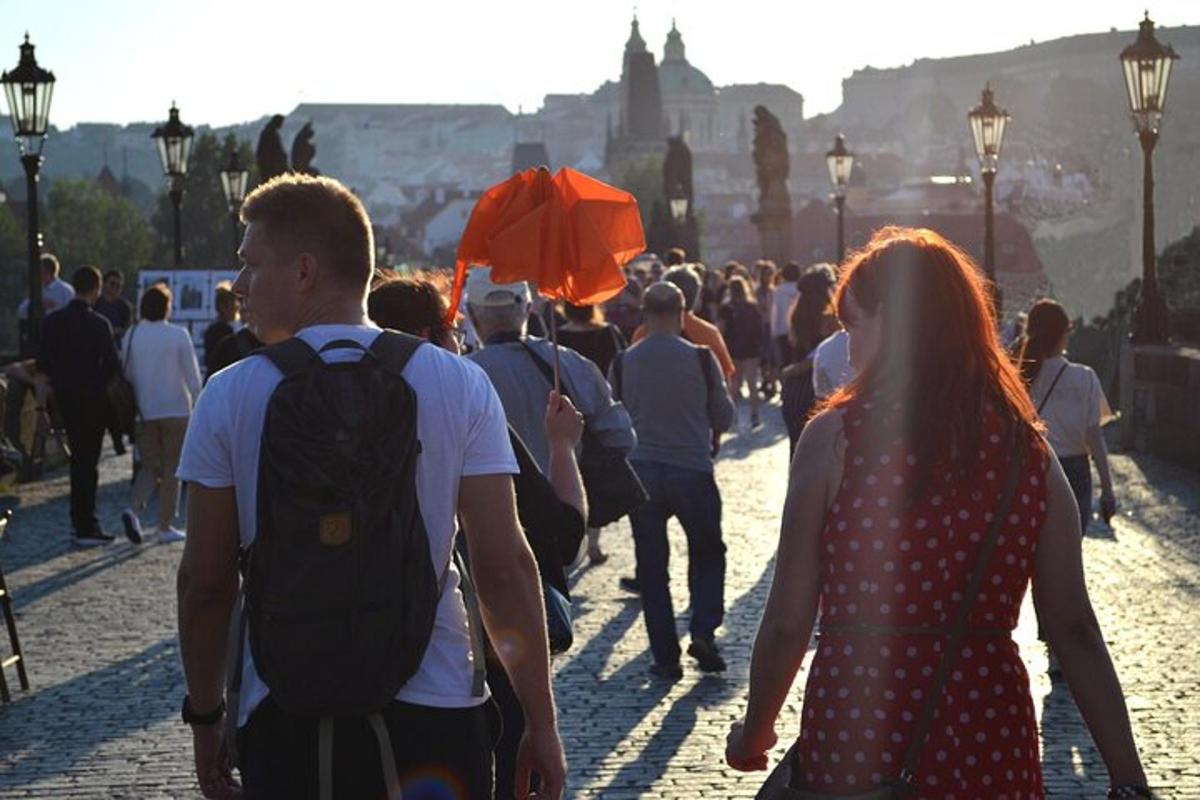 skupina lidí jdoucích po ulici