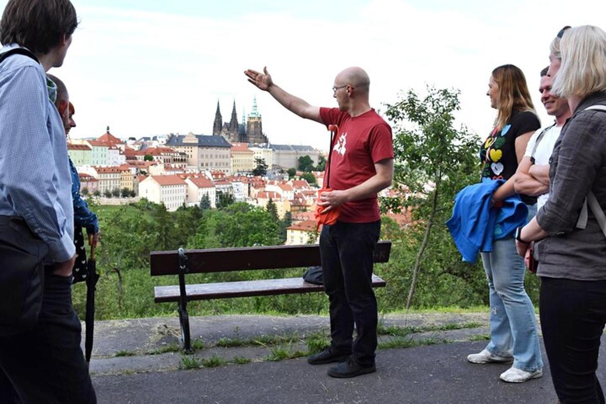 muž stojící na lavičce a ukazující na město