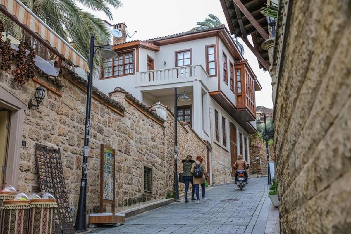 một nhóm người đang đi bộ trên phố