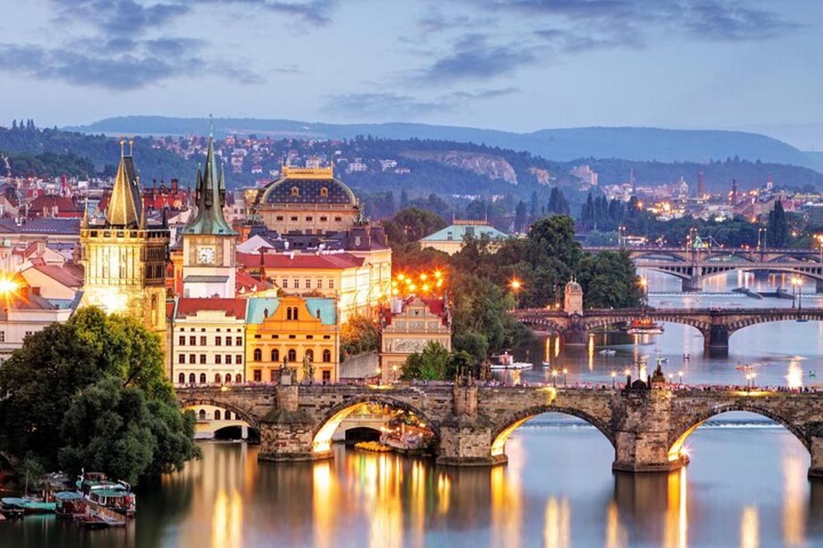 pohled na město s mostem a řekou