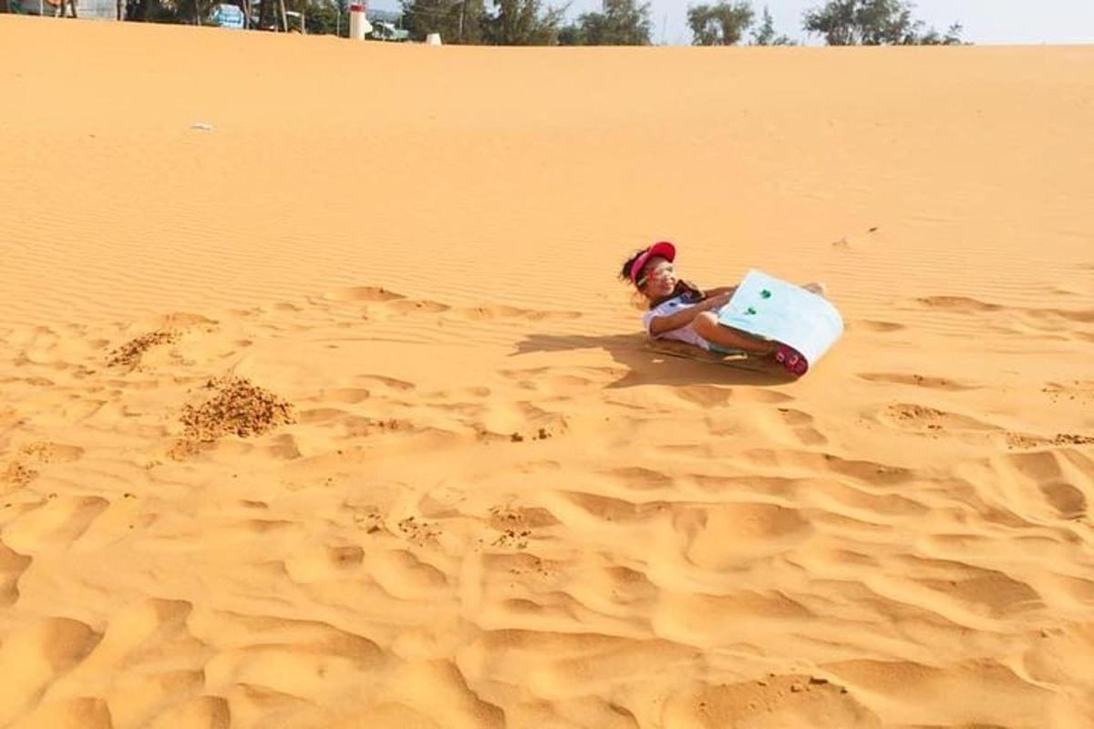 eine Frau, die im Sand in der Wüste liegt