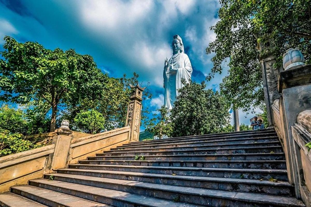 una statua di un uomo in piedi in cima alle scale