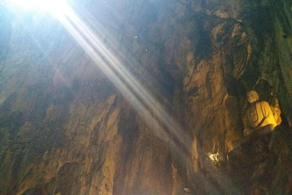 una persona seduta in cima a una montagna