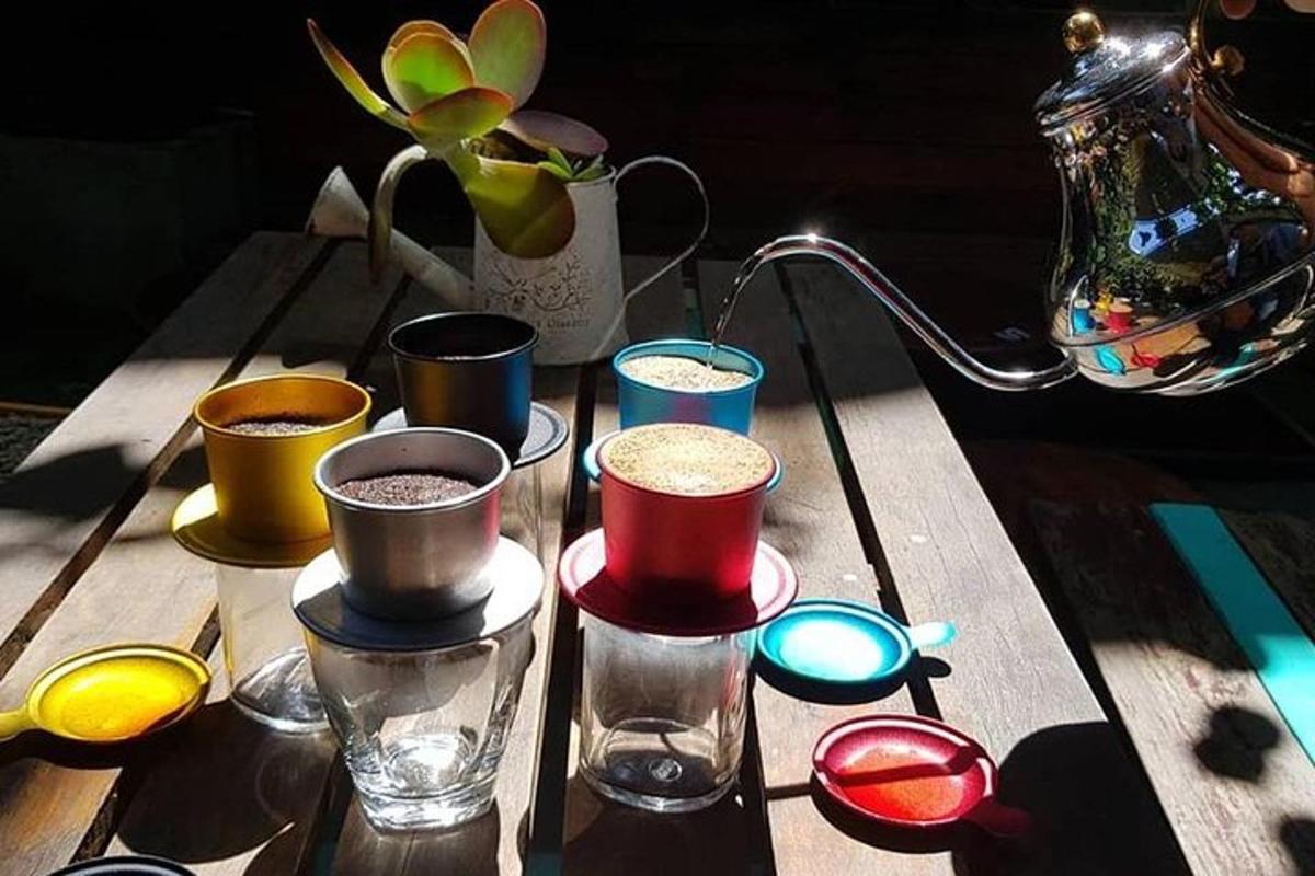un tavolo di legno con sopra tazze di diversi colori